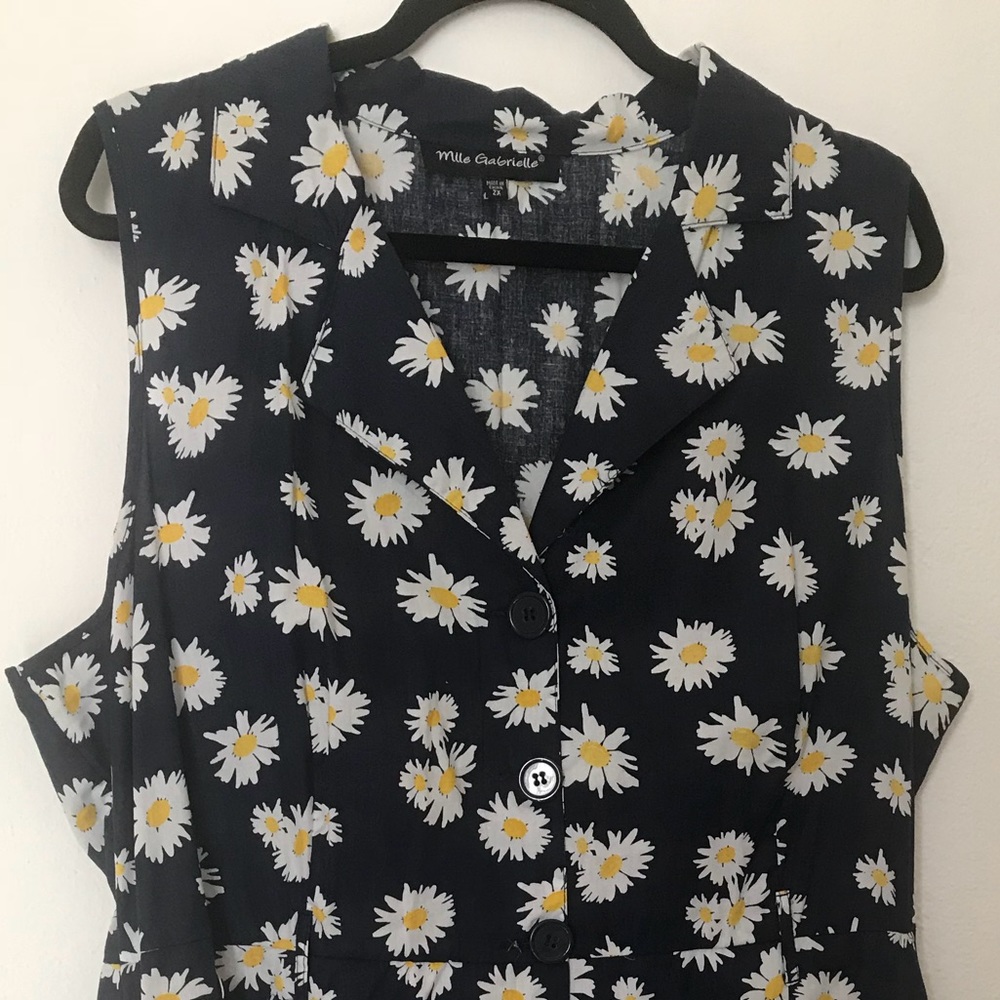 NWOT Mlle Gabrielle Daisy Dress with Collar